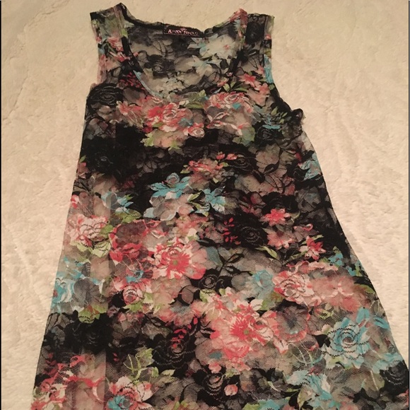 Floral tank🌸🌺🌷 - Picture 1 of 3